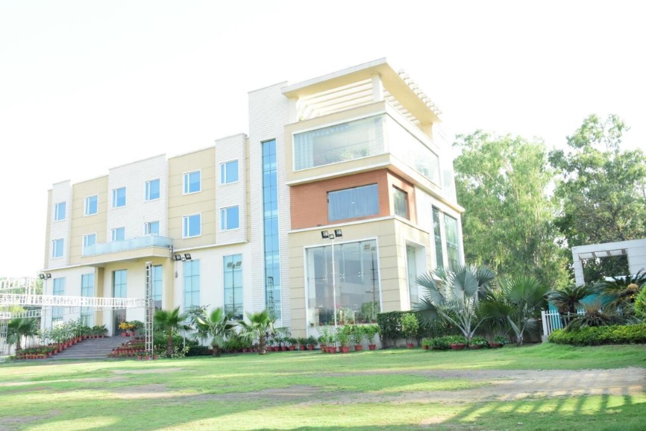 Hotel Pacific Roorkee Екстериор снимка